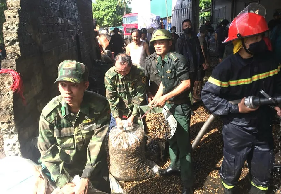 Lực lượng chức năng nỗ lực khống chế đám cháy và di chuyển tài sản ra ngoài