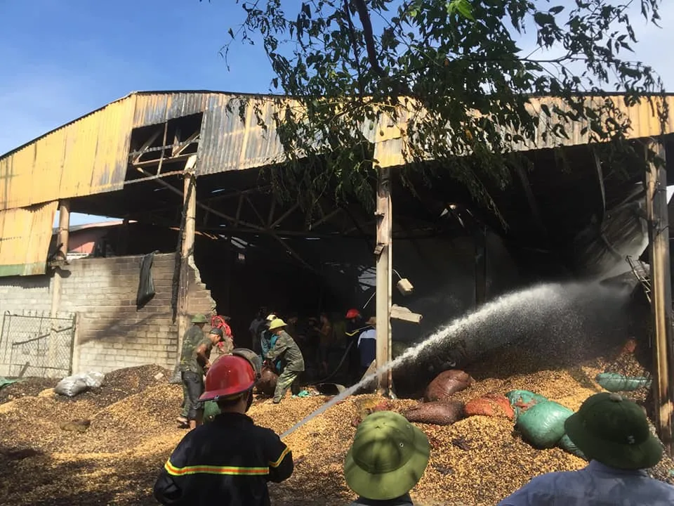 Cháy lớn tại cơ sở thu mua chế biến nông sản ảnh 1