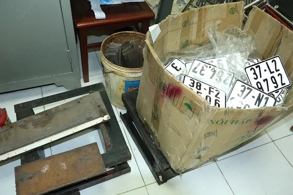 Triệt xóa đường dây làm, sử dụng tài liệu, con dấu giả và buôn lậu ô tô ảnh 1