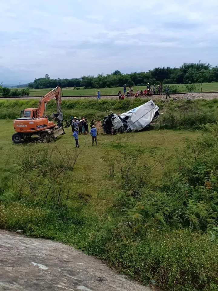 Tàu hỏa va chạm với ô tô tải trên đường sắt Bắc - Nam, 1 người bị thương nặng ảnh 2