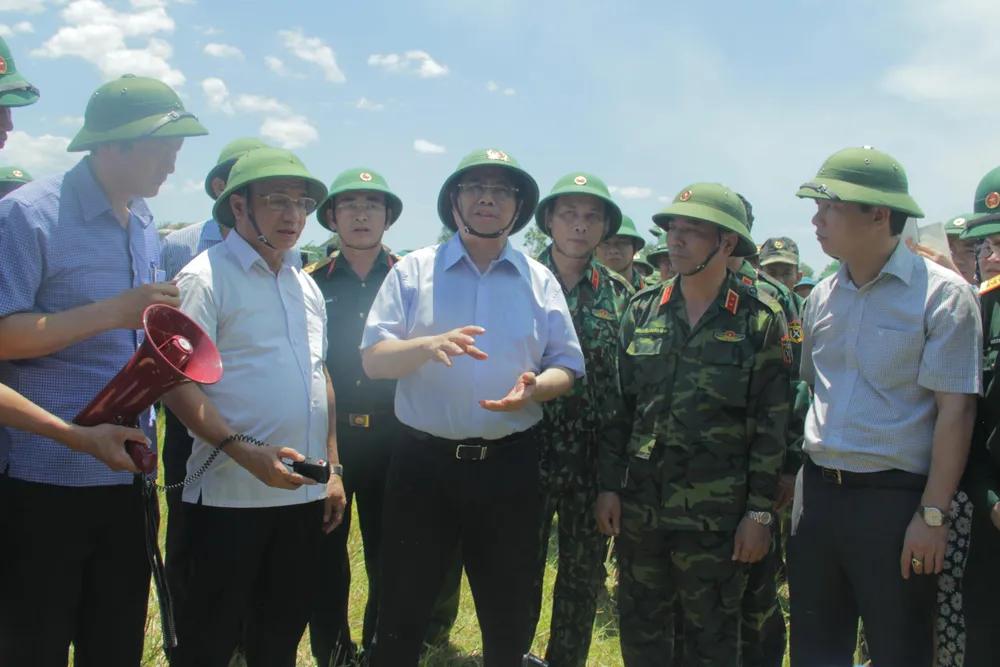 Trưởng Ban Tổ chức Trung ương thăm hỏi, động viên các lực lượng chữa cháy rừng ở Hà Tĩnh ảnh 1