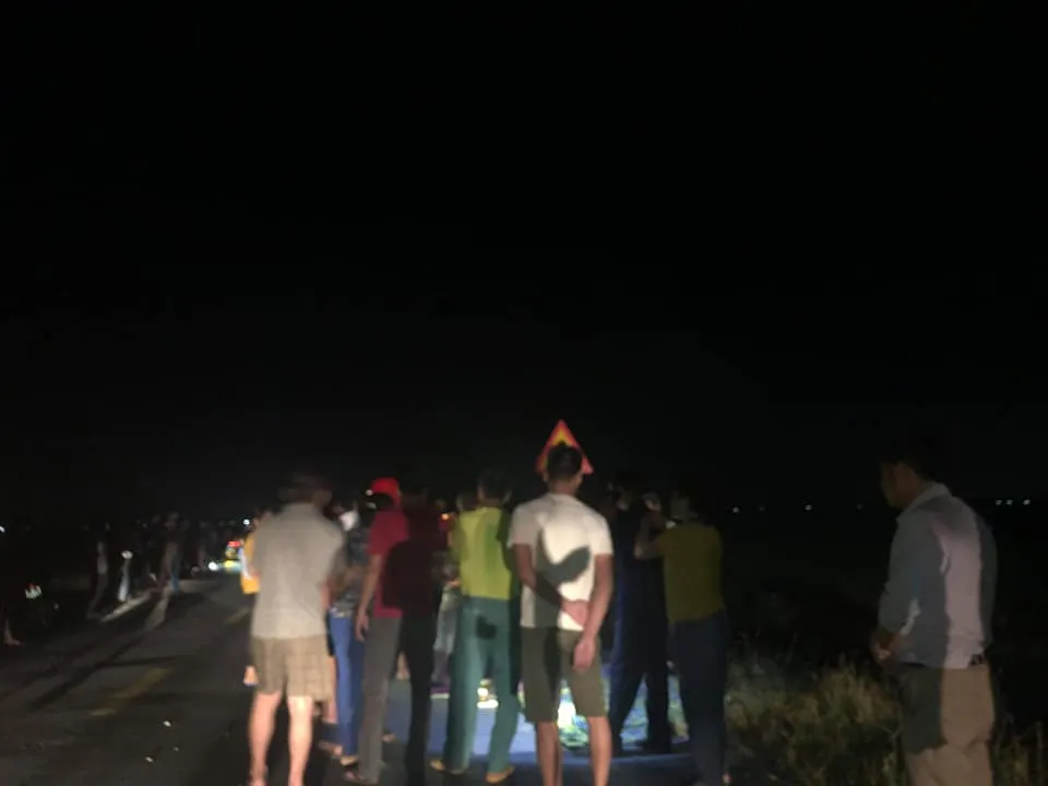 Va chạm với xe ô tô, 3 em nhỏ đi xe đạp điện tử vong ảnh 1