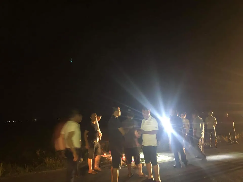 Va chạm với xe ô tô, 3 em nhỏ đi xe đạp điện tử vong ảnh 2