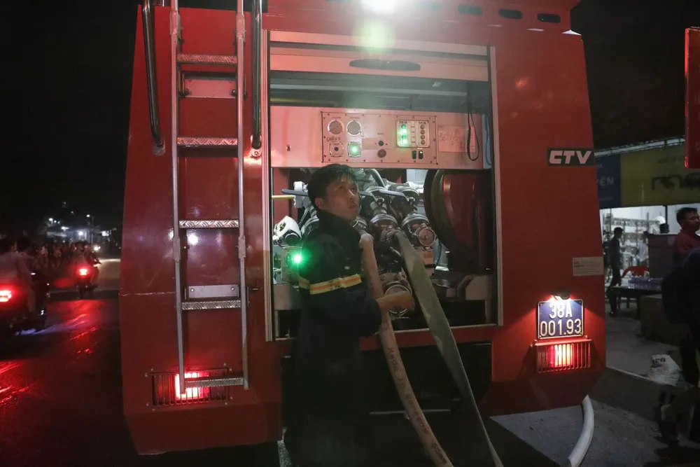 Khống chế đám cháy rừng trong đêm ở Hà Tĩnh ảnh 7