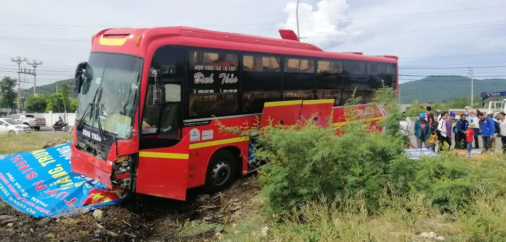 Va chạm giữa xe khách và ô tô 7 chỗ khiến 2 người bị thương ảnh 9