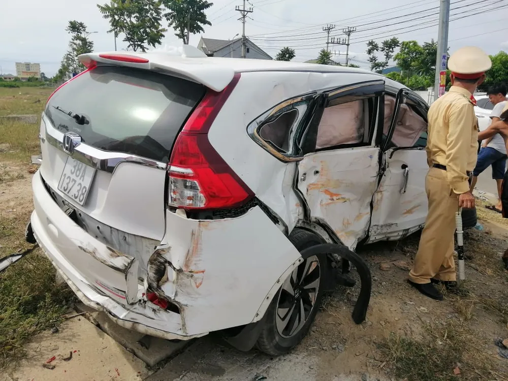 Va chạm giữa xe khách và ô tô 7 chỗ khiến 2 người bị thương ảnh 10