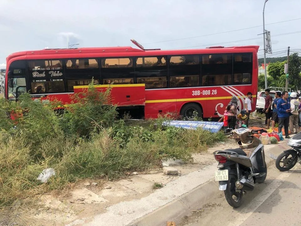 Va chạm giữa xe khách và ô tô 7 chỗ khiến 2 người bị thương ảnh 12