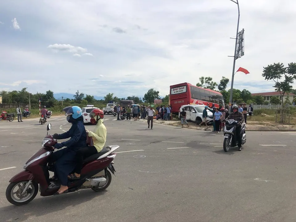 Va chạm giữa xe khách và ô tô 7 chỗ khiến 2 người bị thương ảnh 1