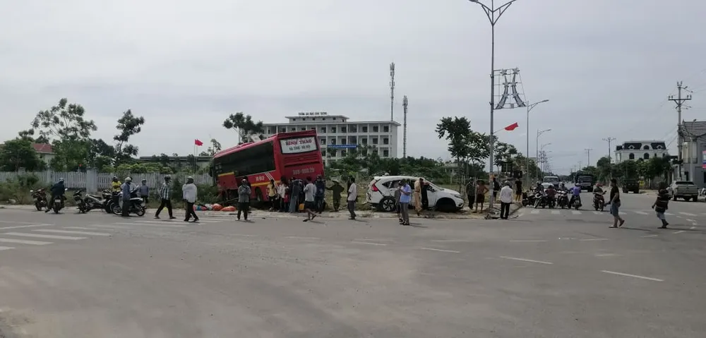 Va chạm giữa xe khách và ô tô 7 chỗ khiến 2 người bị thương ảnh 2