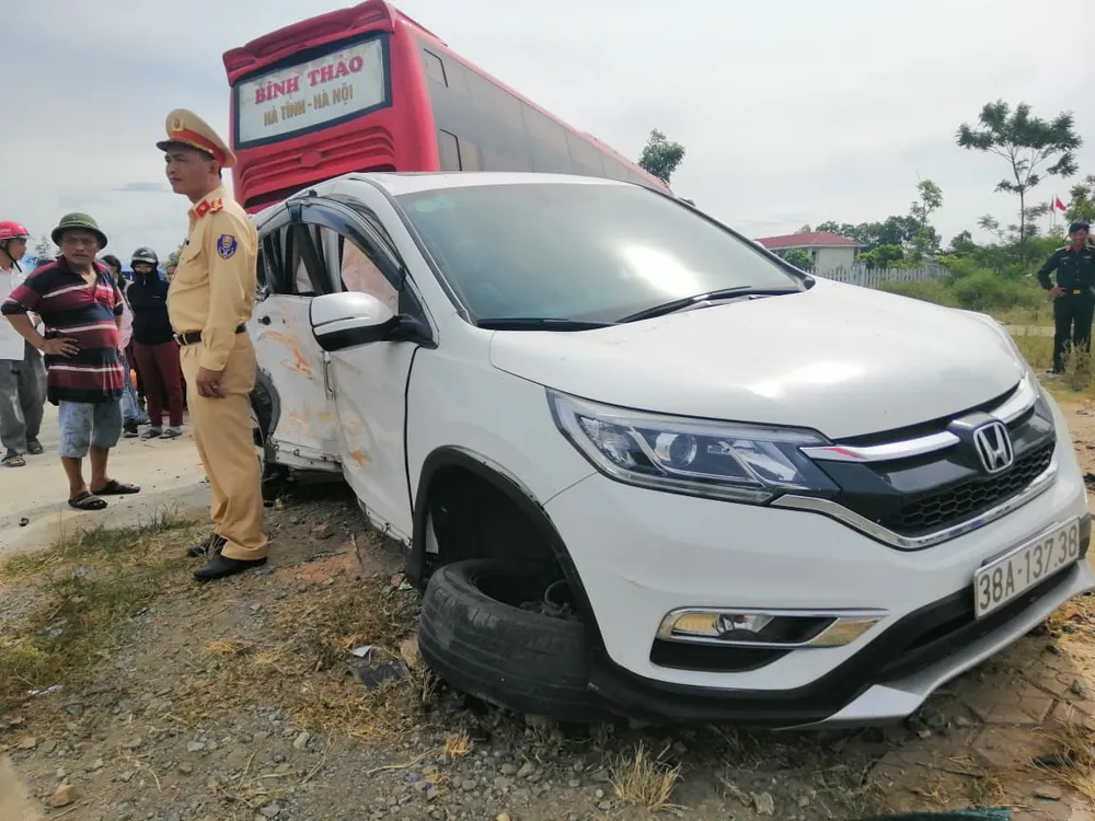 Va chạm giữa xe khách và ô tô 7 chỗ khiến 2 người bị thương ảnh 11