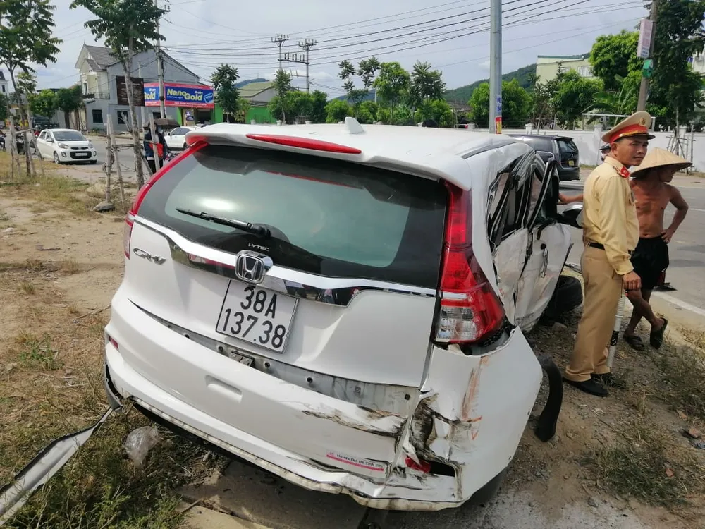 Va chạm giữa xe khách và ô tô 7 chỗ khiến 2 người bị thương ảnh 5
