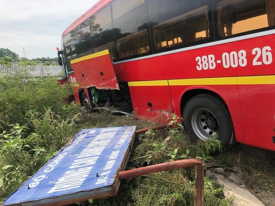 Va chạm giữa xe khách và ô tô 7 chỗ khiến 2 người bị thương ảnh 7