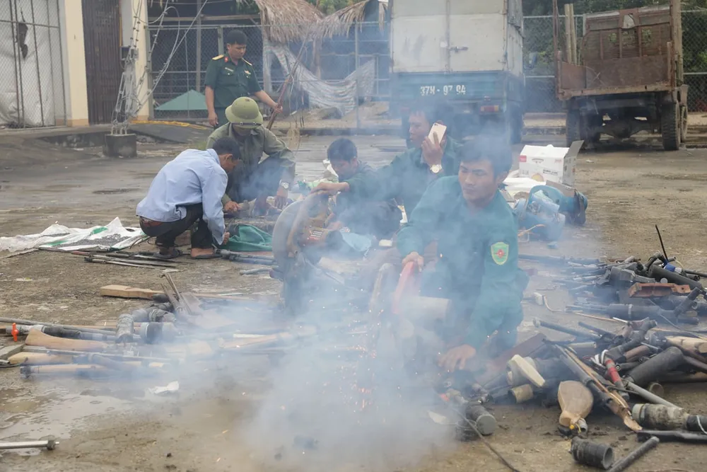 Tiêu hủy hàng trăm khẩu súng, đao kiếm các loại ảnh 4