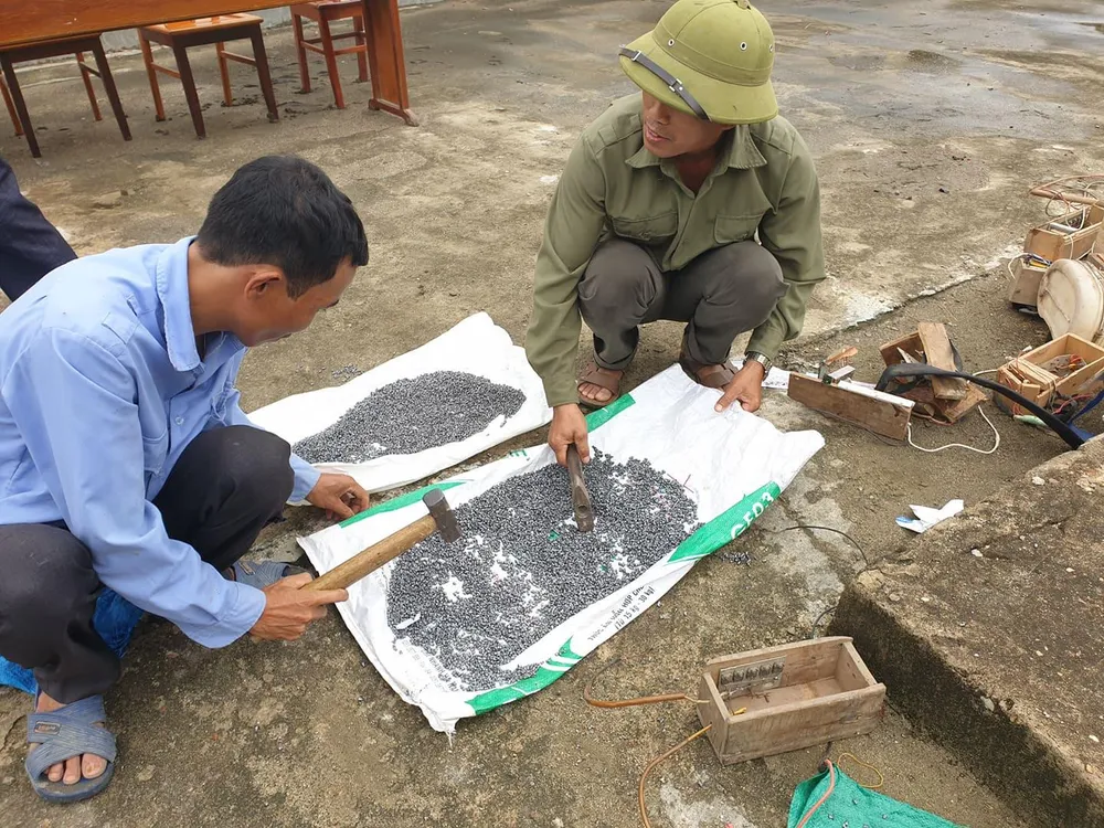 Tiêu hủy hàng trăm khẩu súng, đao kiếm các loại ảnh 9