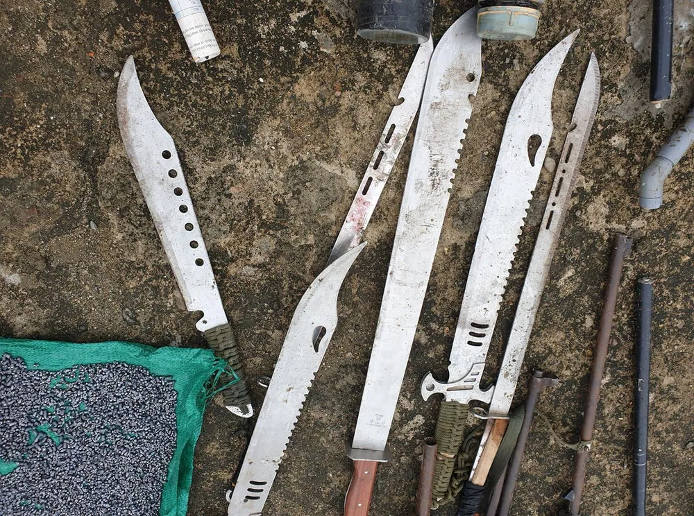 Tiêu hủy hàng trăm khẩu súng, đao kiếm các loại ảnh 6