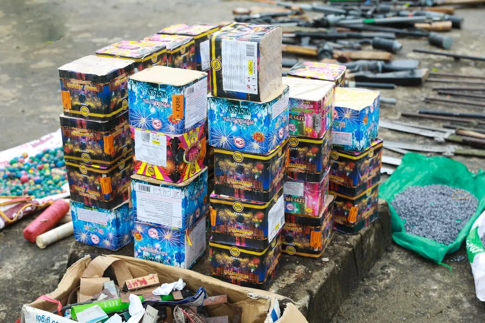 Tiêu hủy hàng trăm khẩu súng, đao kiếm các loại ảnh 8