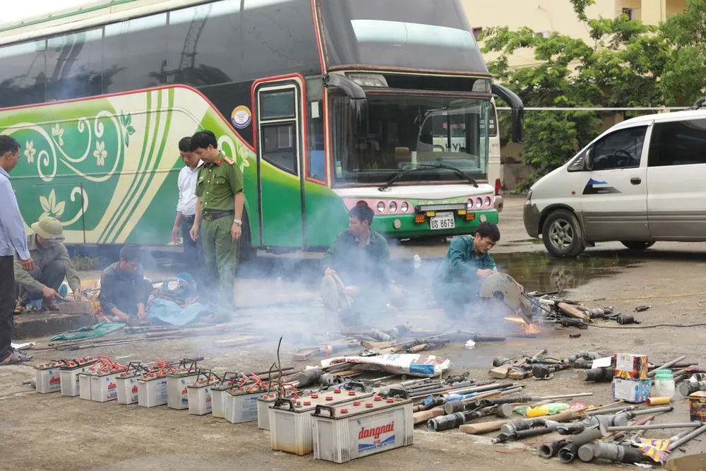 Tiêu hủy hàng trăm khẩu súng, đao kiếm các loại ảnh 5