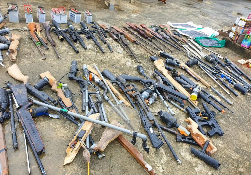 Tiêu hủy hàng trăm khẩu súng, đao kiếm các loại ảnh 1