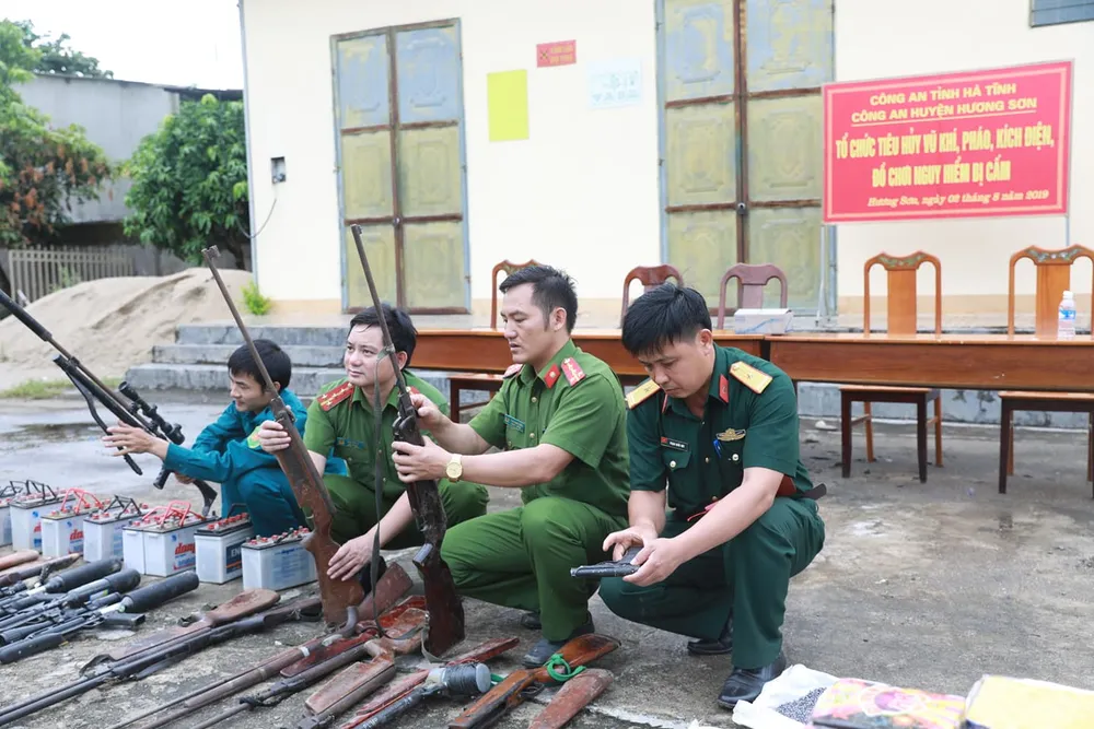 Tiêu hủy hàng trăm khẩu súng, đao kiếm các loại ảnh 10