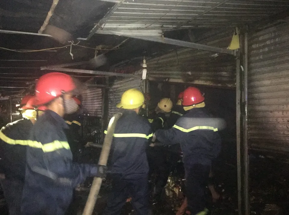 Cháy nhiều ki ốt bán hàng tại chợ Voi, Hà Tĩnh ảnh 1