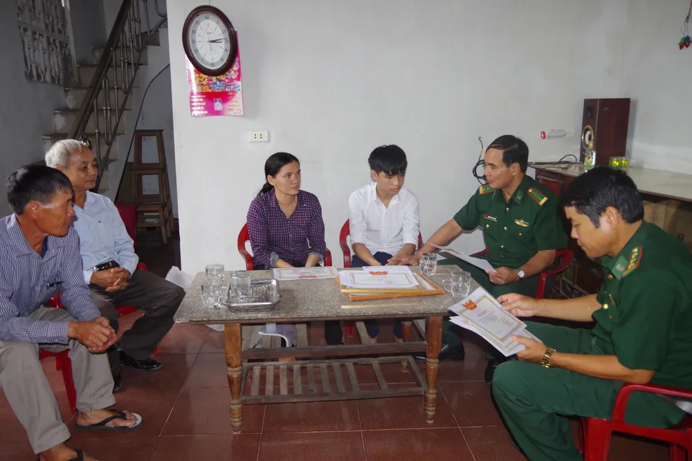 Bộ đội Biên phòng Hà Tĩnh đồng hành “Nâng bước em đến trường“ ảnh 2