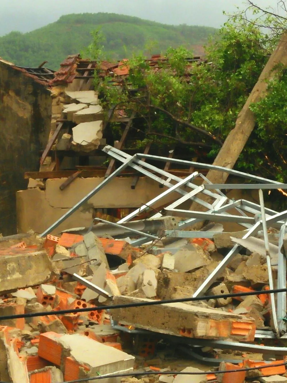 Hà Tĩnh: Lốc xoáy làm 2 người bị thương, nhiều nhà dân bị tốc mái ảnh 1