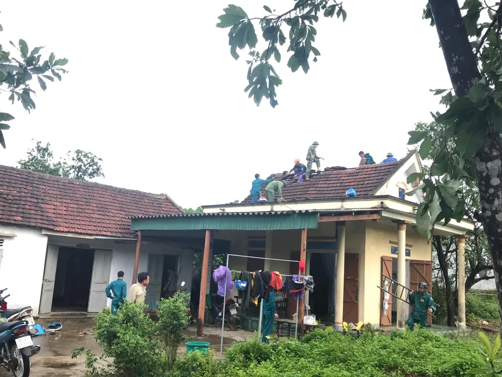 Giúp các hộ dân sớm khắc phục thiệt hại do lốc xoáy ở Hà Tĩnh ảnh 3