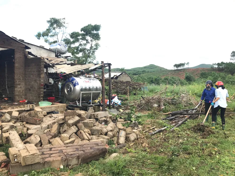 Giúp các hộ dân sớm khắc phục thiệt hại do lốc xoáy ở Hà Tĩnh ảnh 9