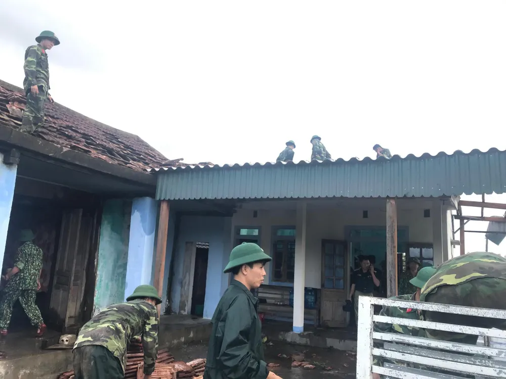 Giúp các hộ dân sớm khắc phục thiệt hại do lốc xoáy ở Hà Tĩnh ảnh 8