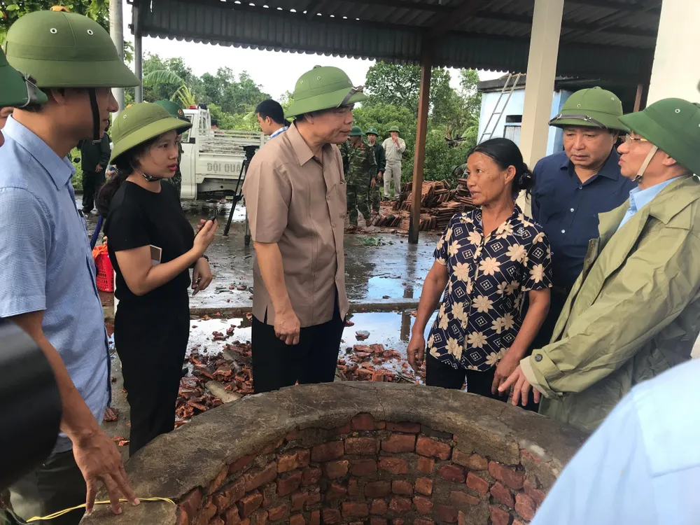 Giúp các hộ dân sớm khắc phục thiệt hại do lốc xoáy ở Hà Tĩnh ảnh 1