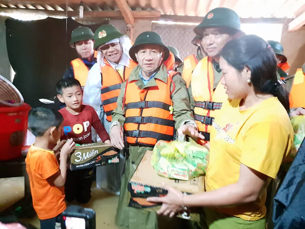 Lãnh đạo tỉnh Hà Tĩnh đến hỏi thăm, động viên người dân vùng lũ ở huyện Hương Khê