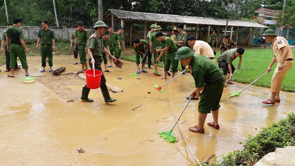 Nhiều xã miền cao ở Hà Tĩnh tranh thủ nắng ráo, dọn dẹp sau lũ rút ảnh 6