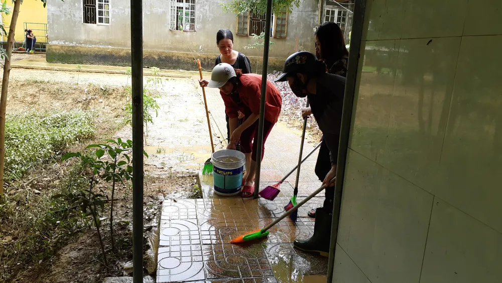 Nhiều xã miền cao ở Hà Tĩnh tranh thủ nắng ráo, dọn dẹp sau lũ rút ảnh 8