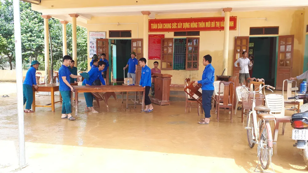 Nhiều xã miền cao ở Hà Tĩnh tranh thủ nắng ráo, dọn dẹp sau lũ rút ảnh 1