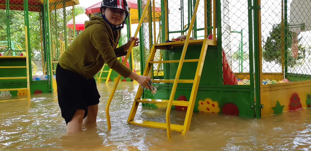 Nhiều xã miền cao ở Hà Tĩnh tranh thủ nắng ráo, dọn dẹp sau lũ rút ảnh 7