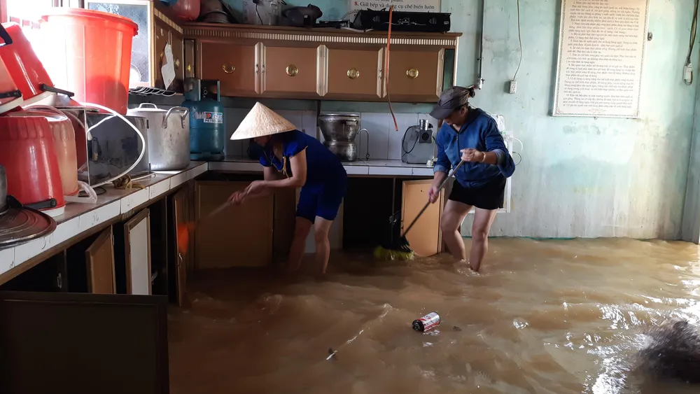 Nhiều xã miền cao ở Hà Tĩnh tranh thủ nắng ráo, dọn dẹp sau lũ rút ảnh 10