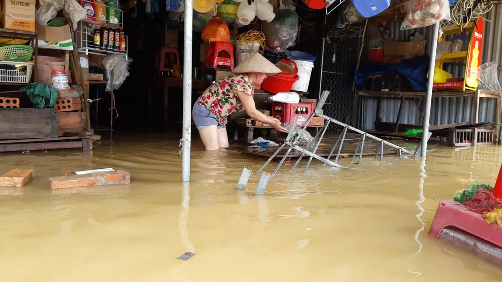 Nhiều xã miền cao ở Hà Tĩnh tranh thủ nắng ráo, dọn dẹp sau lũ rút ảnh 11