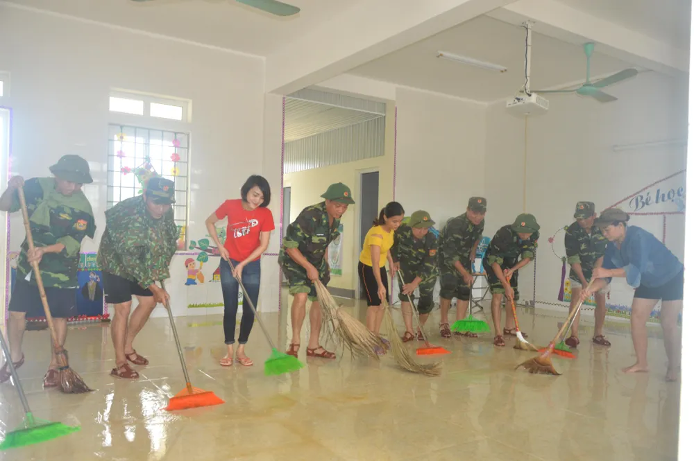 Bộ đội Biên phòng Hà Tĩnh nỗ lực giúp các trường học khắc phục mưa lũ, khai giảng năm học mới ảnh 4