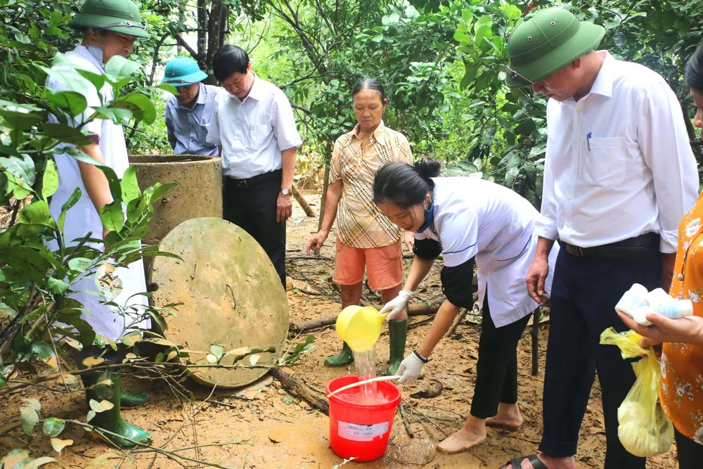 Bộ đội Biên phòng Hà Tĩnh nỗ lực giúp các trường học khắc phục mưa lũ, khai giảng năm học mới ảnh 13