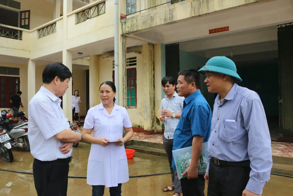 Bộ đội Biên phòng Hà Tĩnh nỗ lực giúp các trường học khắc phục mưa lũ, khai giảng năm học mới ảnh 9