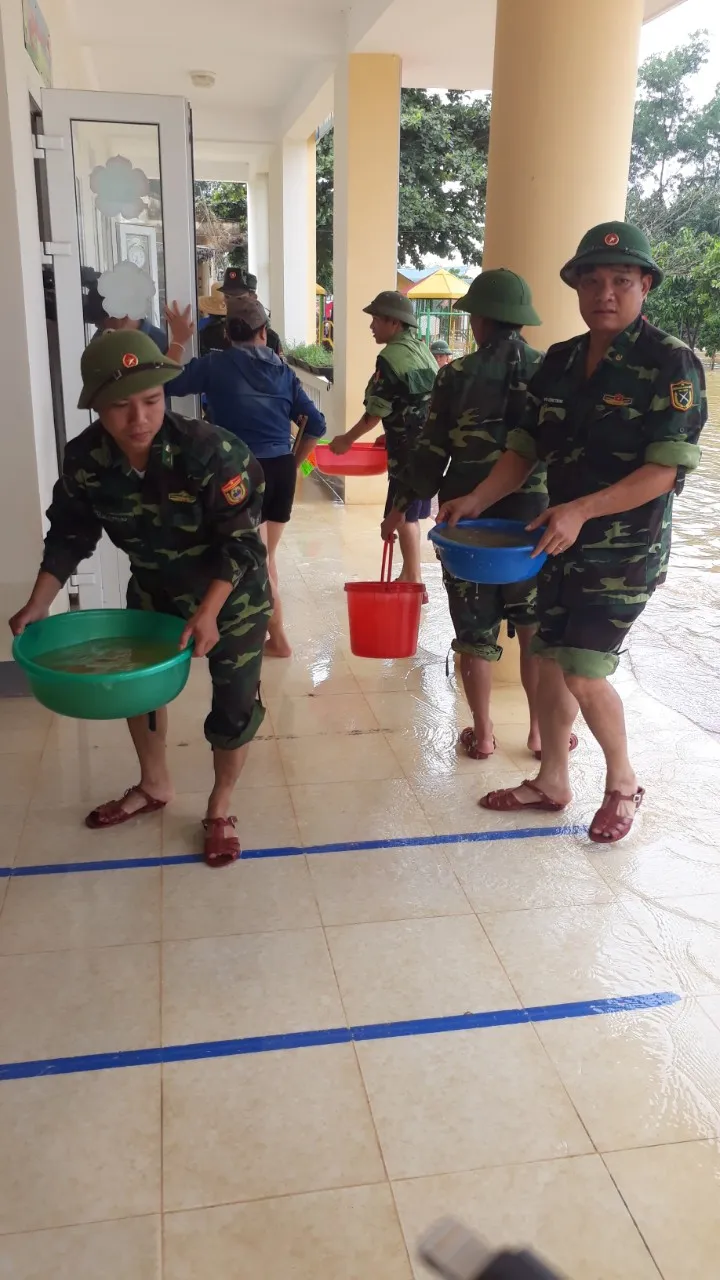 Bộ đội Biên phòng Hà Tĩnh nỗ lực giúp các trường học khắc phục mưa lũ, khai giảng năm học mới ảnh 6