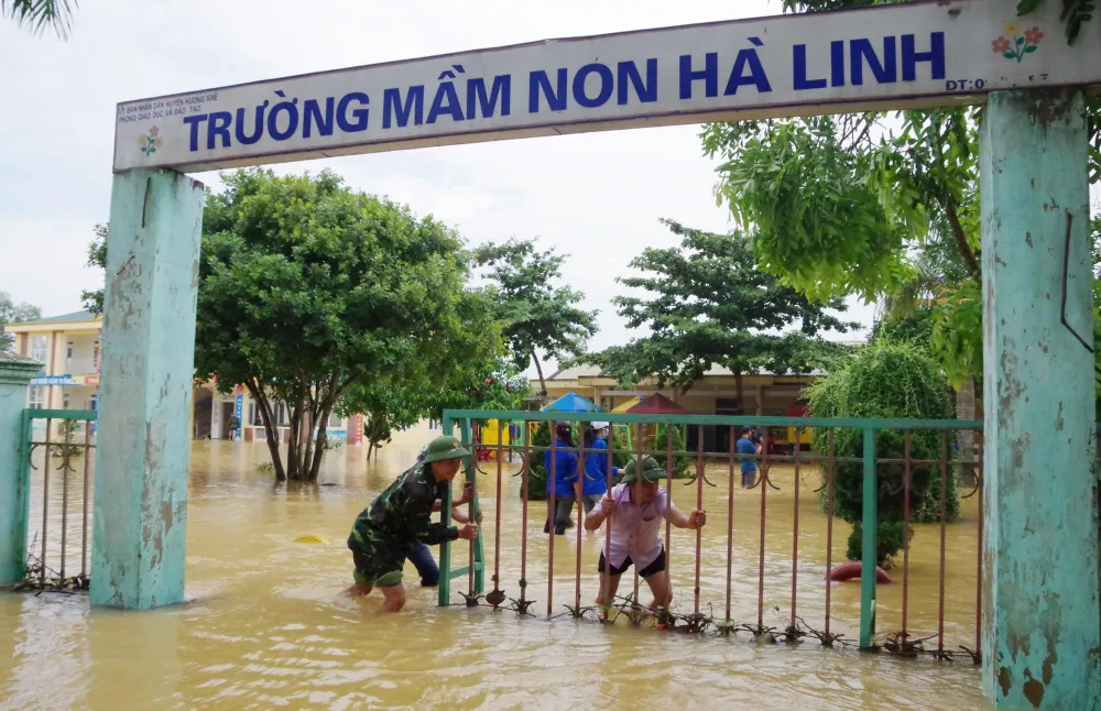 Bộ đội Biên phòng Hà Tĩnh nỗ lực giúp các trường học khắc phục mưa lũ, khai giảng năm học mới ảnh 1