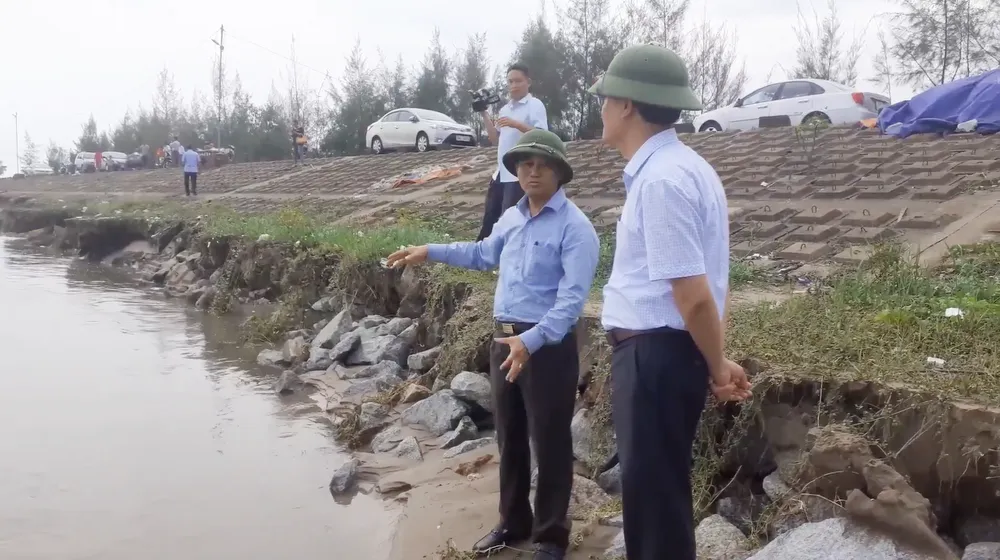 Đê chắn sóng ven biển ở Hà Tĩnh bị sạt lở sau mưa lũ ảnh 1