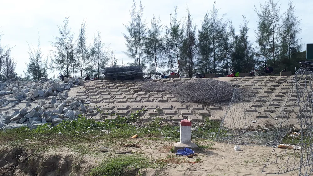 Khắc phục sự cố sạt lở đê biển xung yếu ở Hà Tĩnh ảnh 9