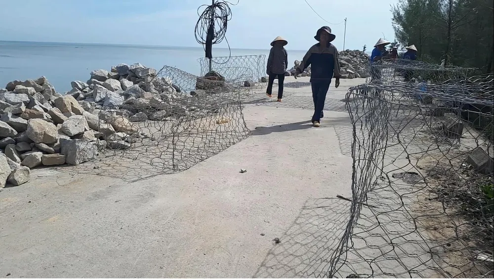 Khắc phục sự cố sạt lở đê biển xung yếu ở Hà Tĩnh ảnh 5