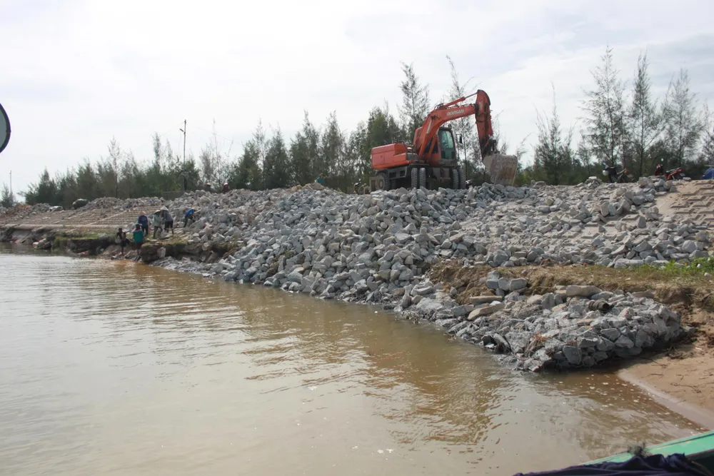 Khắc phục sự cố sạt lở đê biển xung yếu ở Hà Tĩnh ảnh 1