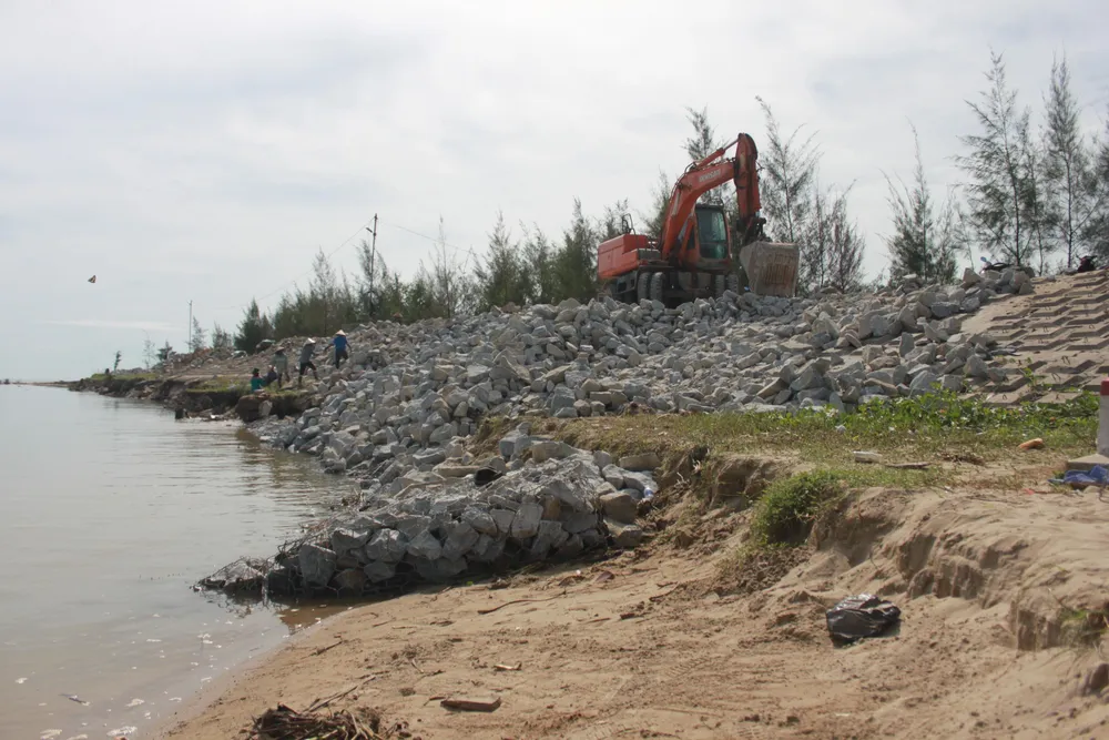Khắc phục sự cố sạt lở đê biển xung yếu ở Hà Tĩnh ảnh 8
