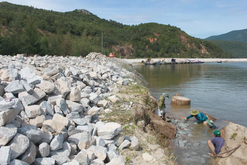 Khắc phục sự cố sạt lở đê biển xung yếu ở Hà Tĩnh ảnh 3