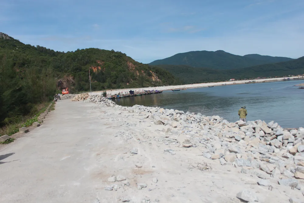 Khắc phục sự cố sạt lở đê biển xung yếu ở Hà Tĩnh ảnh 10