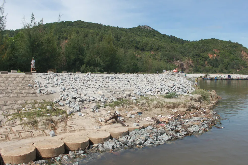 Khắc phục sự cố sạt lở đê biển xung yếu ở Hà Tĩnh ảnh 7